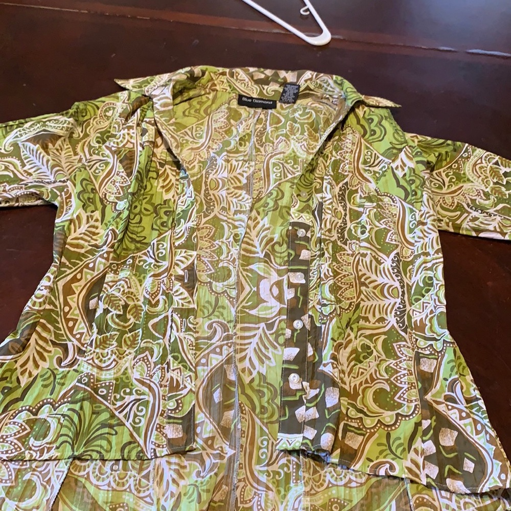Green blouse with vintage design by Blue Diamond
